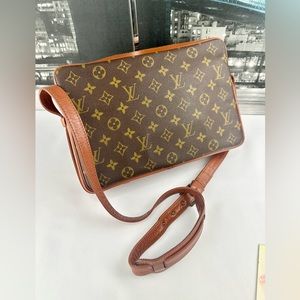 Louis Vuitton Vintage Bandouliere 30 Crossbody